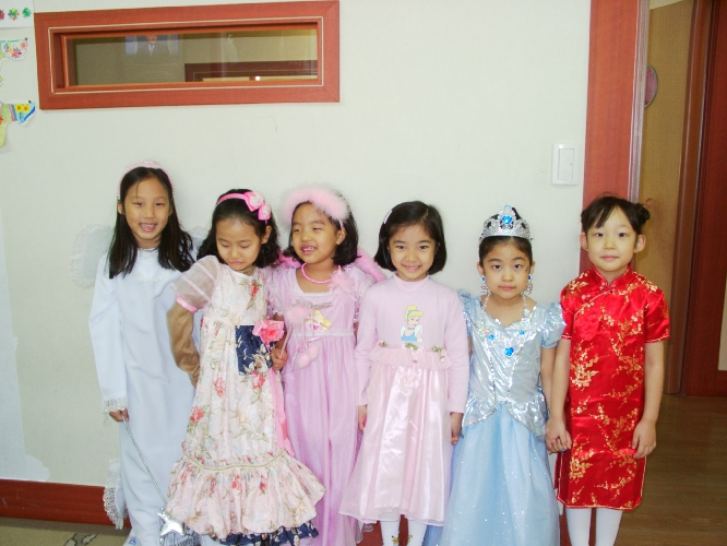 halloweengirls.jpg